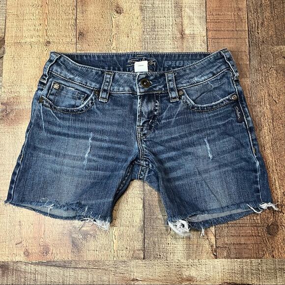 Silver | Women's Medium Wash Distressed Denim 5" Inseam Jean Shorts Sz 26 - Picture 1 of 4